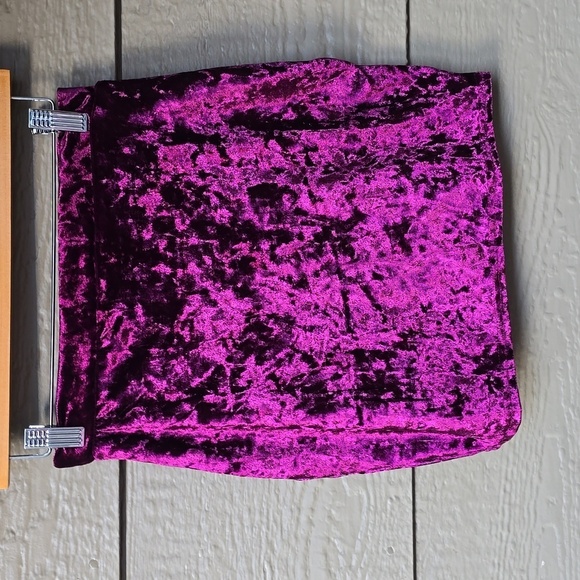 PrettyLittleThing Burgundy Crushed Velvet  Mini Skirt US 4 small - Picture 7 of 7
